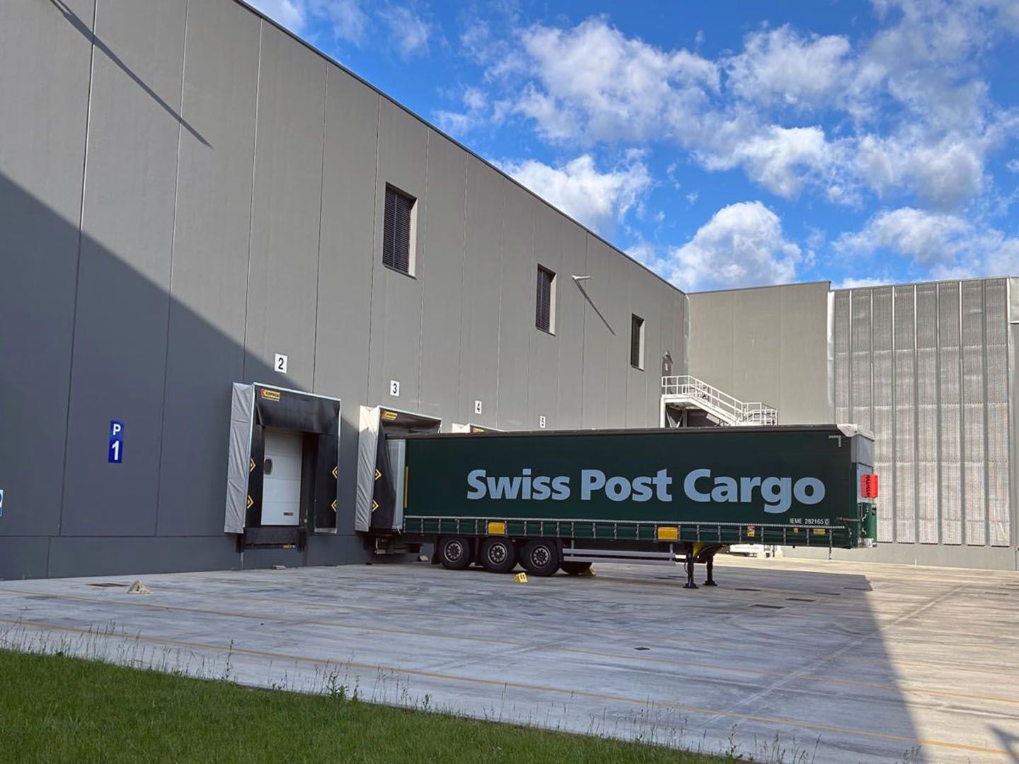 Rimorchio Swiss Post Cargo davanti al sedile Lemoni.