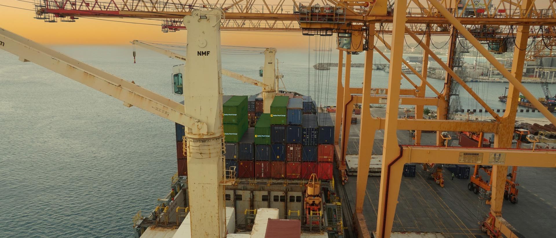 Contenitore Swiss Post Cargo in gru in porto