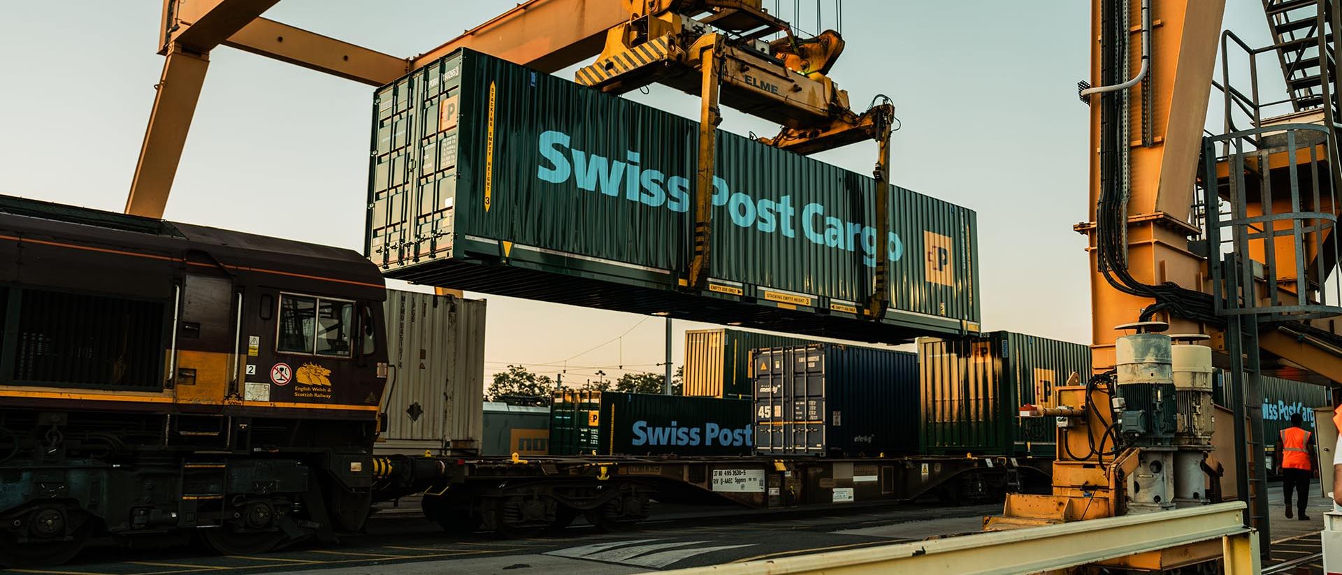 Swiss Post Cargo Container est chargé sur une remorque dans le port.
