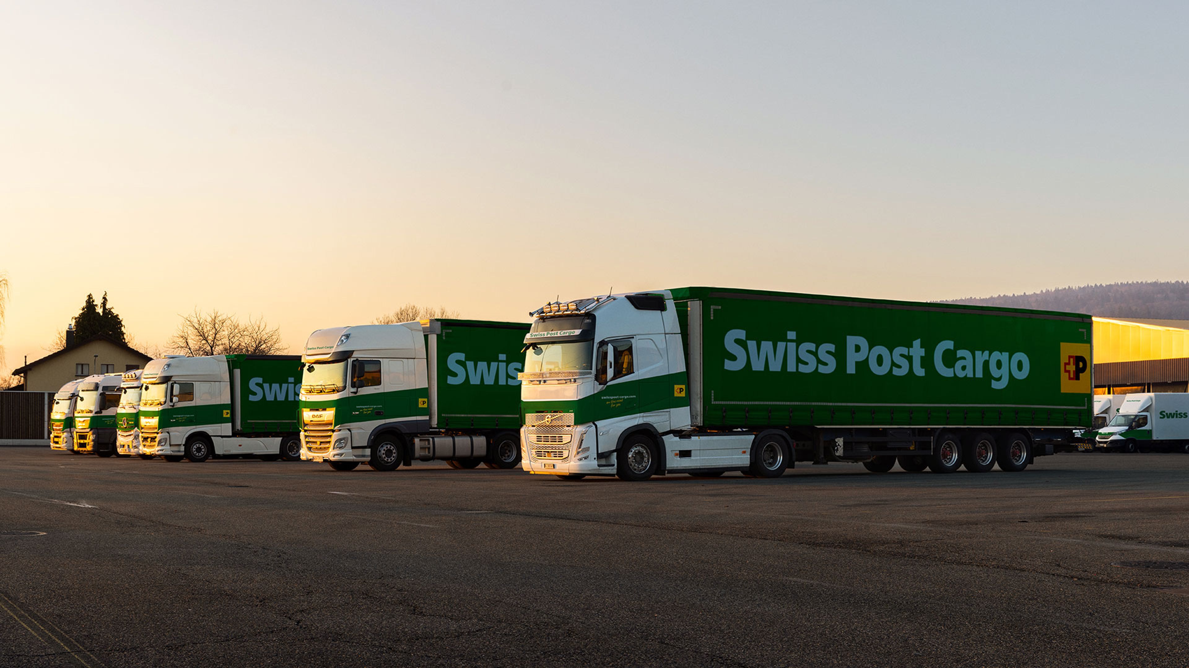 Camions Swiss Post Cargo garés le soir