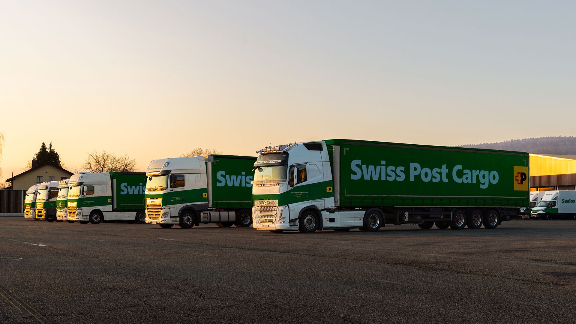 Camions Swiss Post Cargo garés le soir