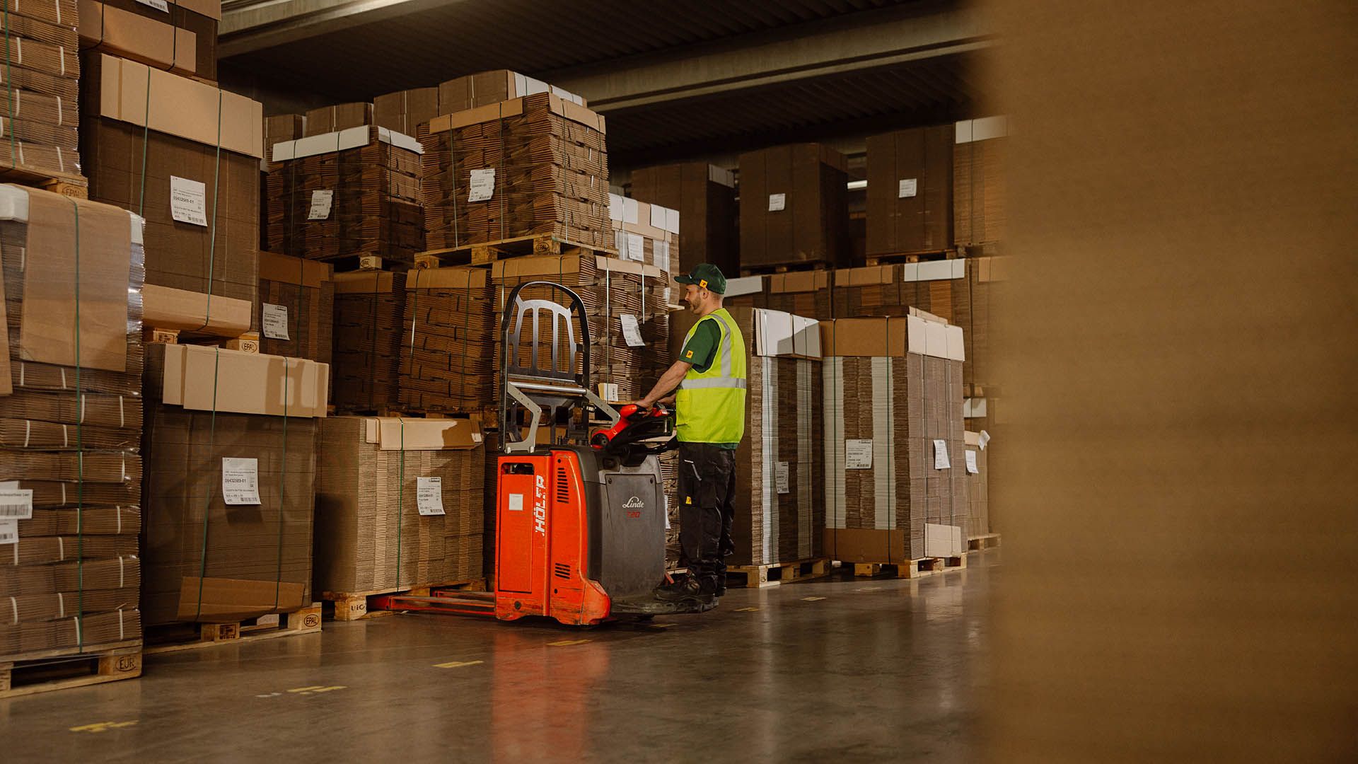 Lagerarbeiter bewegt Paletten im Lager