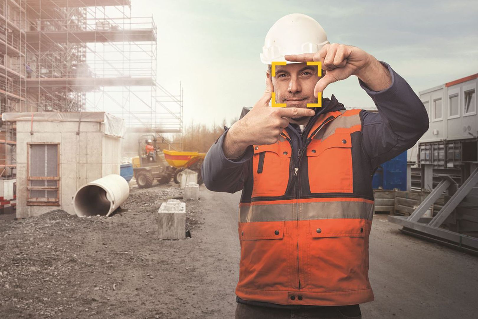 L’operaio edile forma un quadrato con pollici e indice di entrambe le mani.
