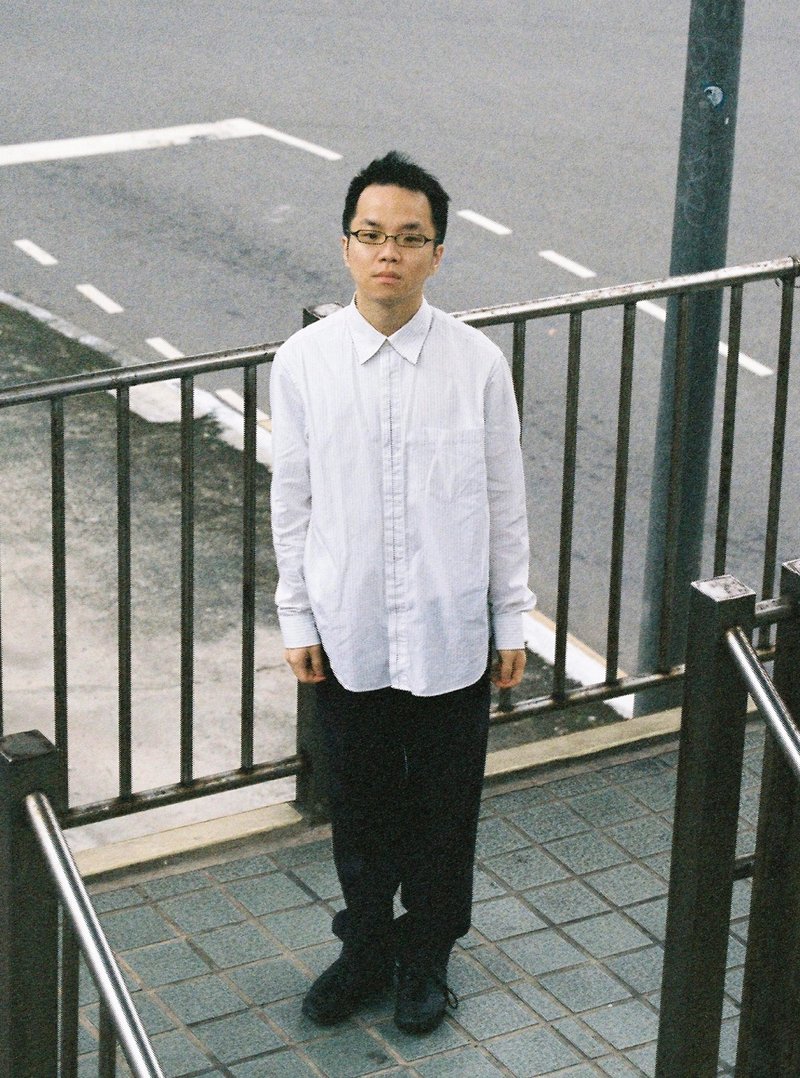 옴 — 거리 계단 위에 선 인물 사진