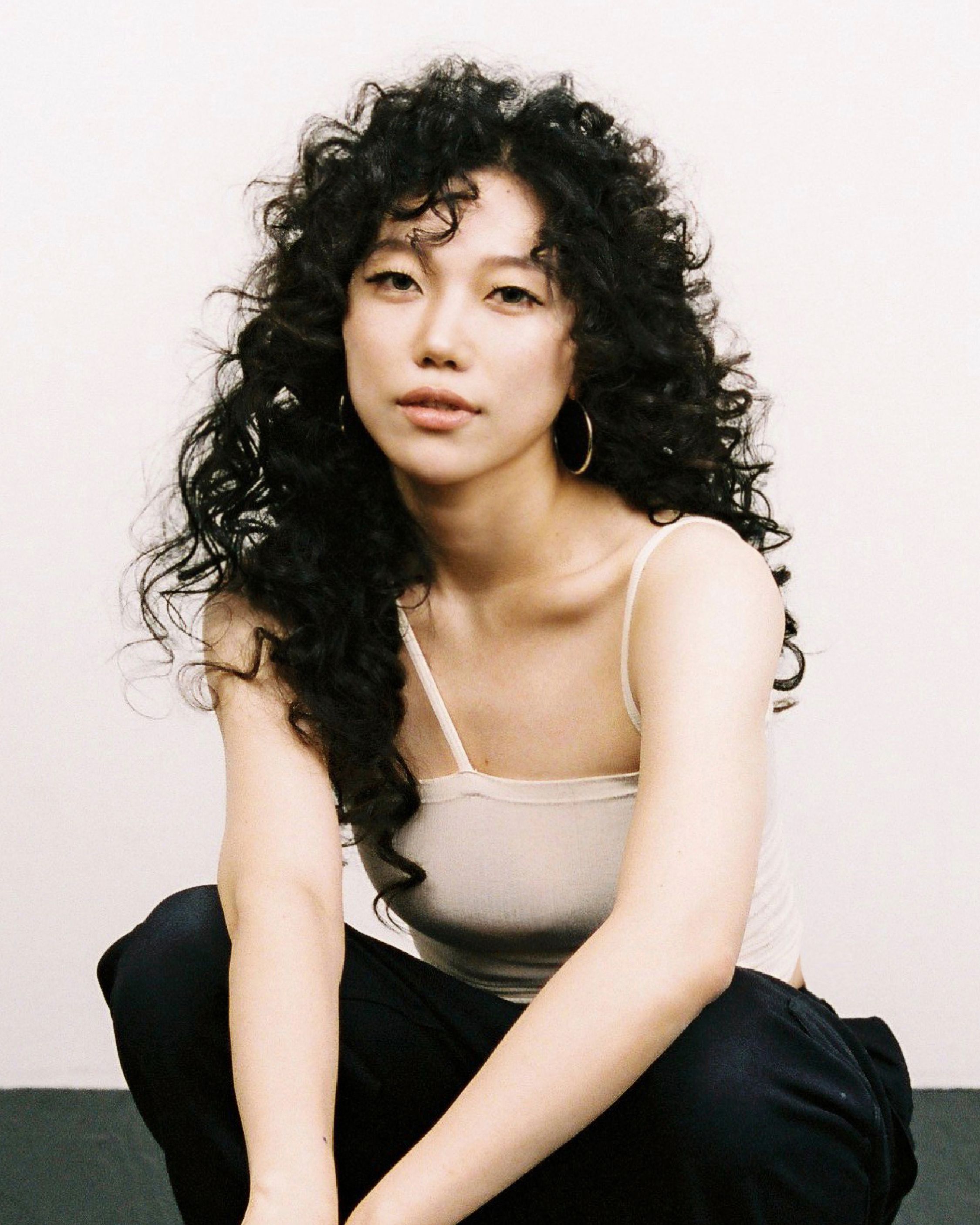 루시갱 — 정면을 응시하는 아티스트, 빛바랜 사진