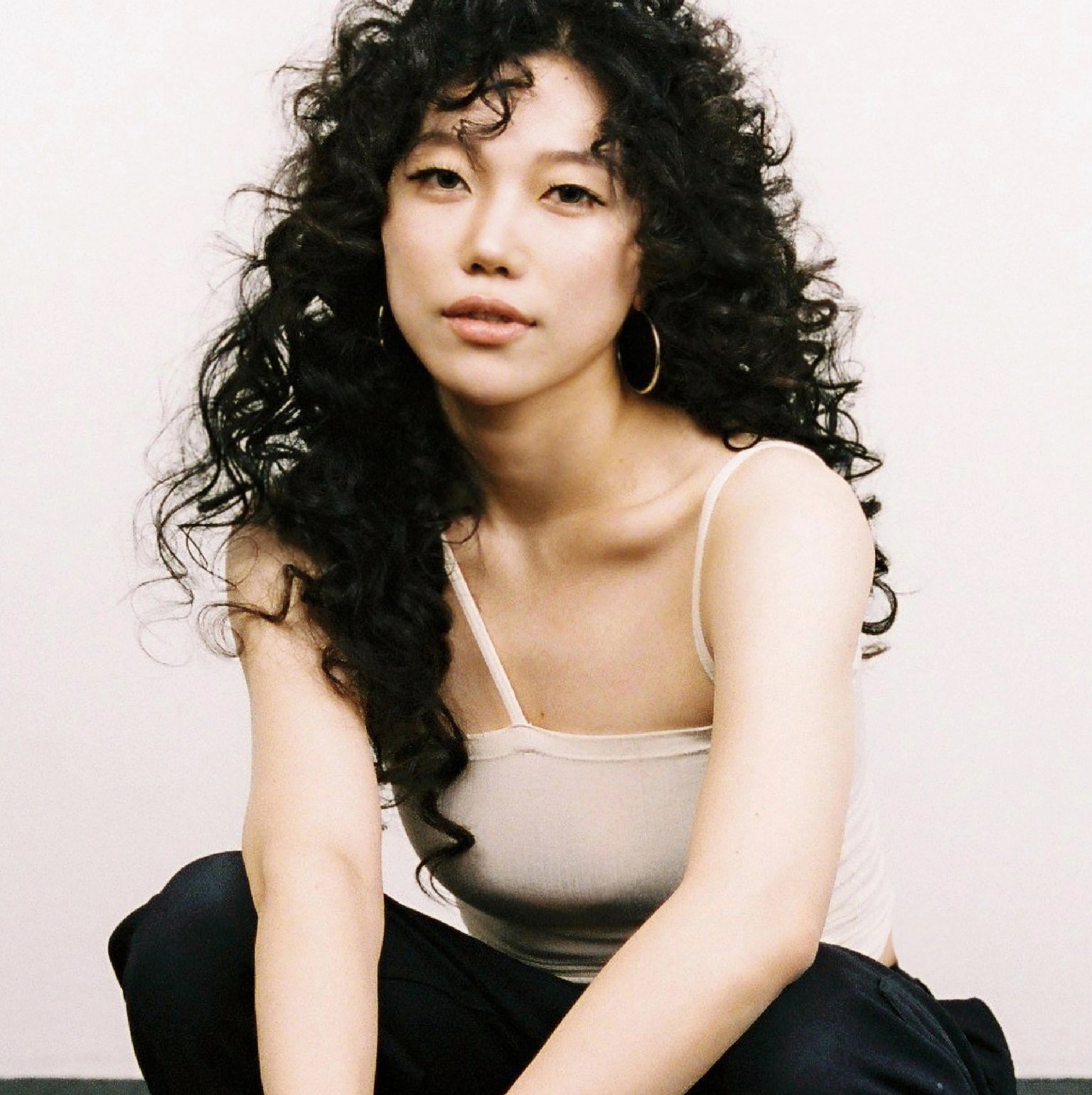 루시갱 — 정면을 응시하는 아티스트, 빛바랜 사진