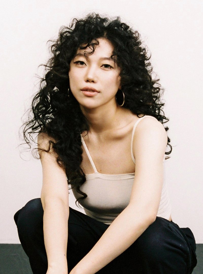 루시갱 — 정면을 응시하는 아티스트, 빛바랜 사진