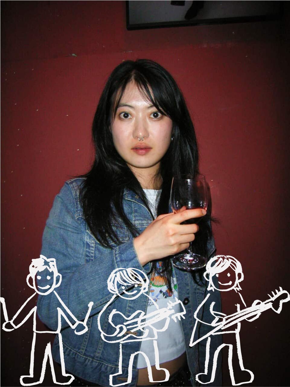 청키 앤 더 핑크 노이즈 — 붉은 벽 앞에서 잔을 든 인물 사진, 밴드 일러스트가 덧그려져 있다