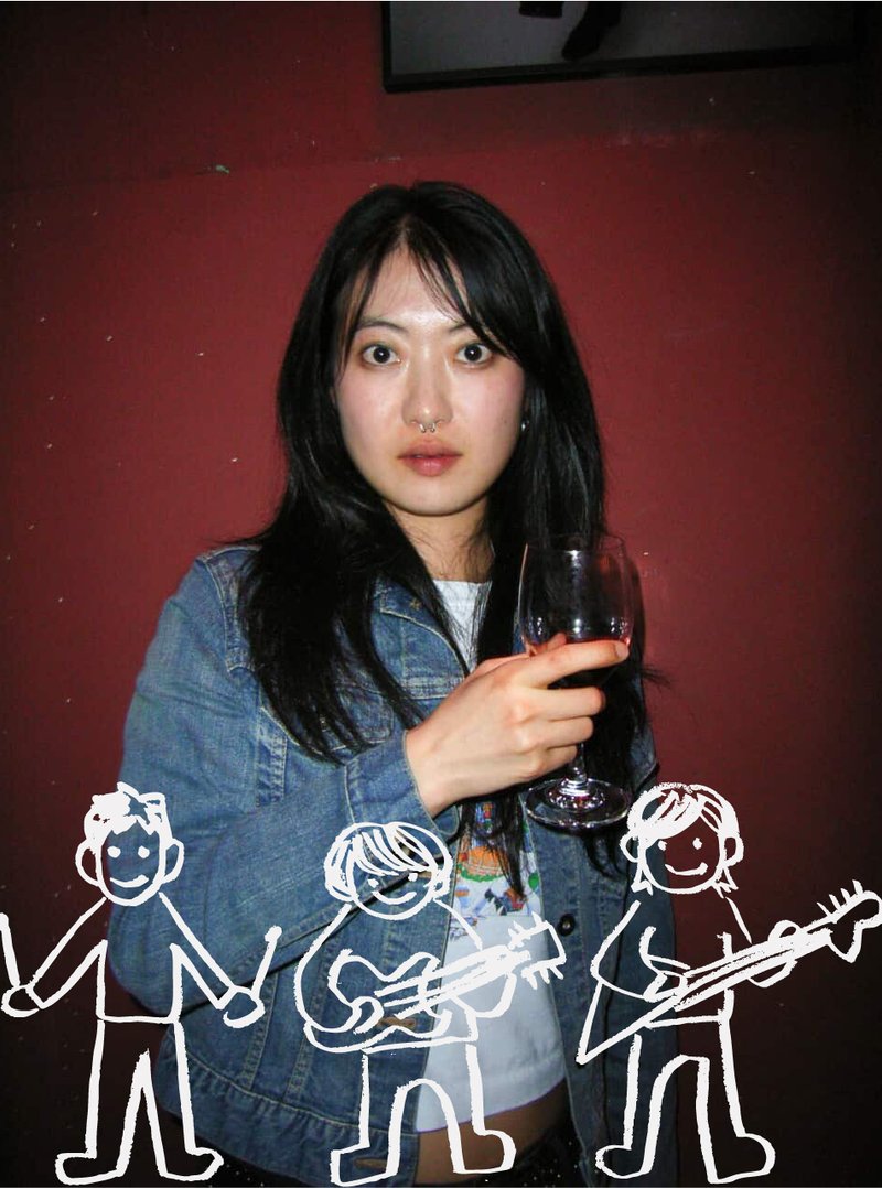 청키 앤 더 핑크 노이즈 — 붉은 벽 앞에서 잔을 든 인물 사진, 밴드 일러스트가 덧그려져 있다