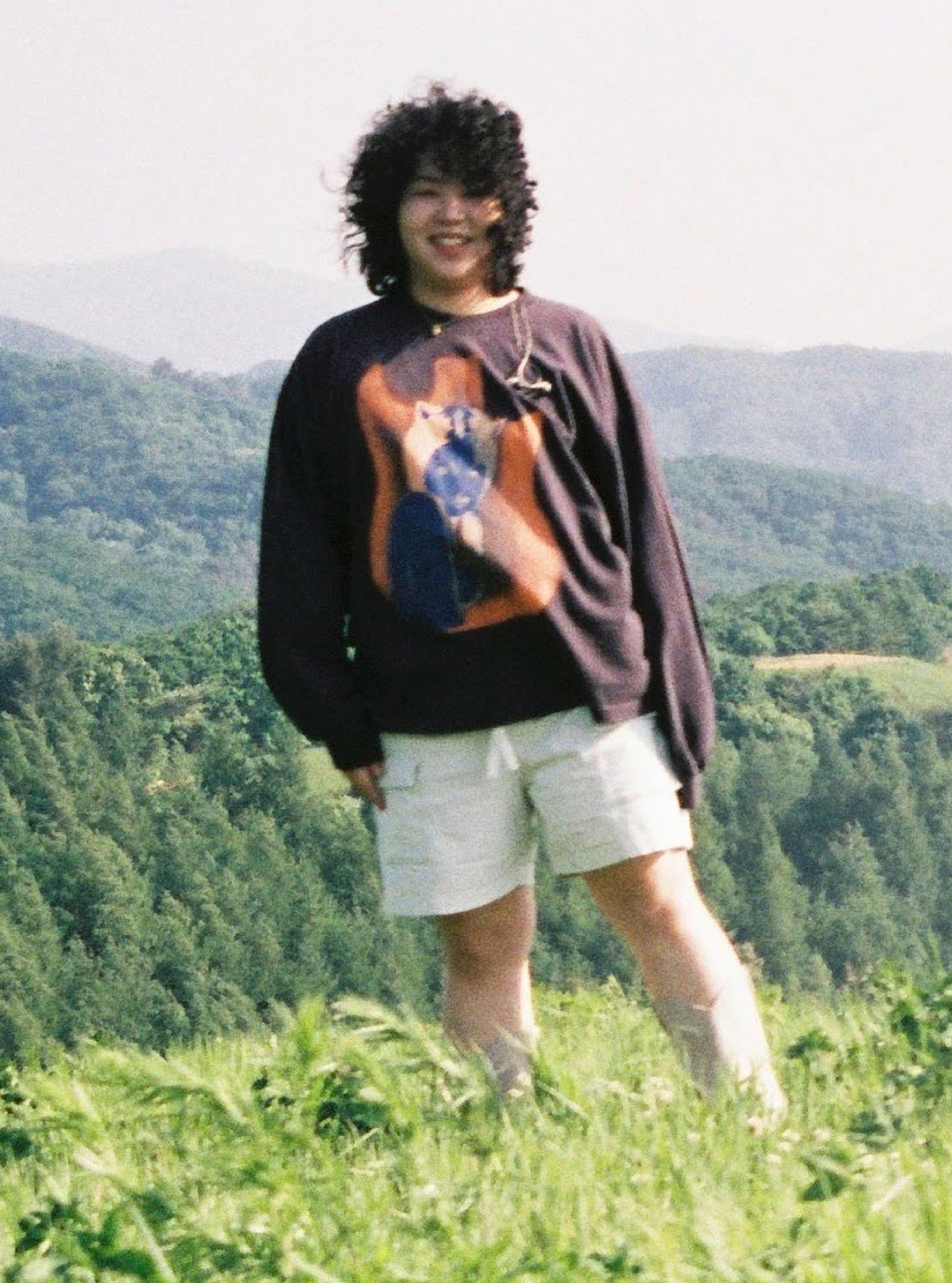 웨스턴카잇 — 풀밭 위에 서 있는 사진, 노이즈가 낀 필름 느낌