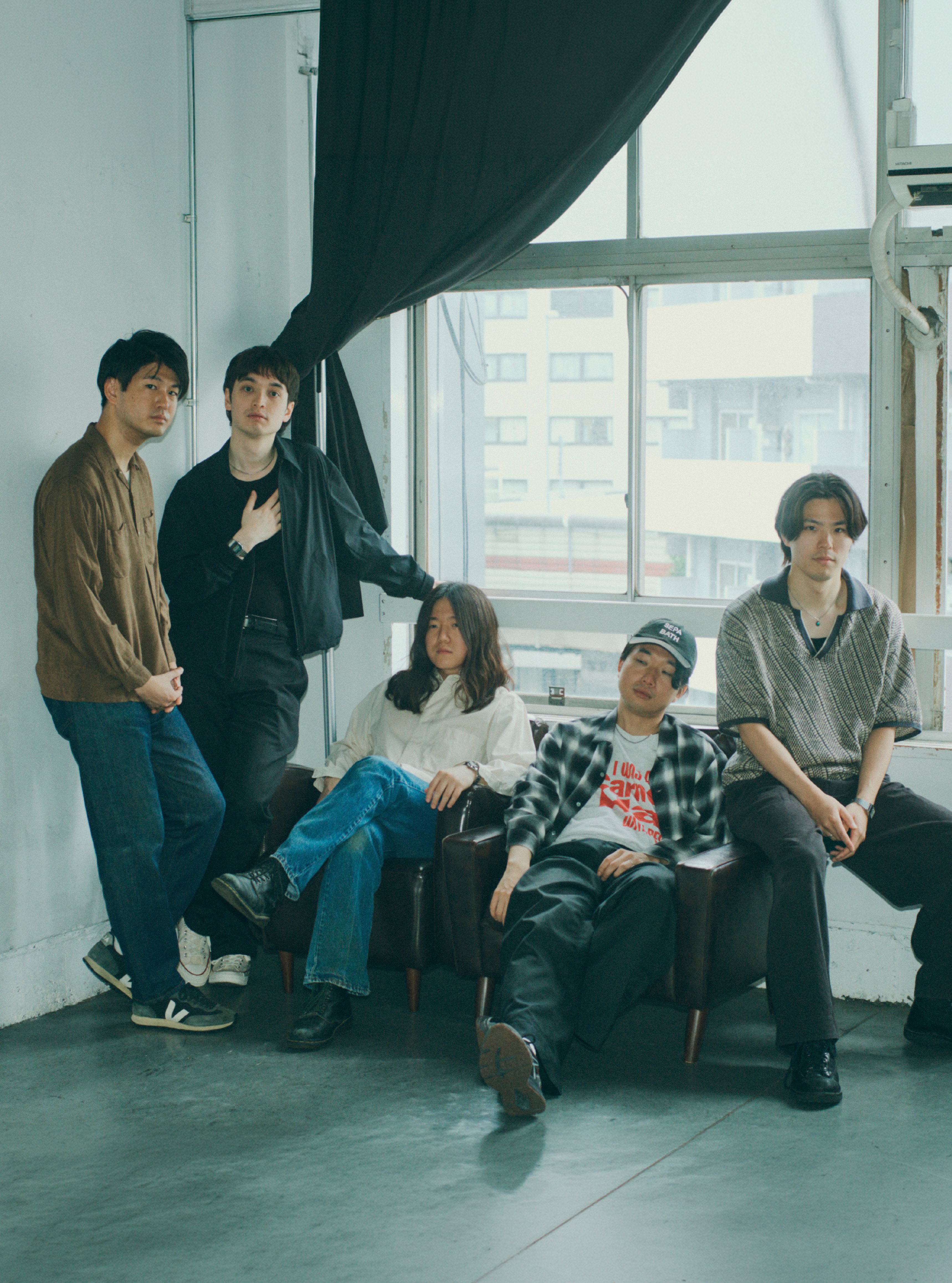 Johnnivan — 다섯 인물이 소파 주위로 자유롭게 서 있는 모습