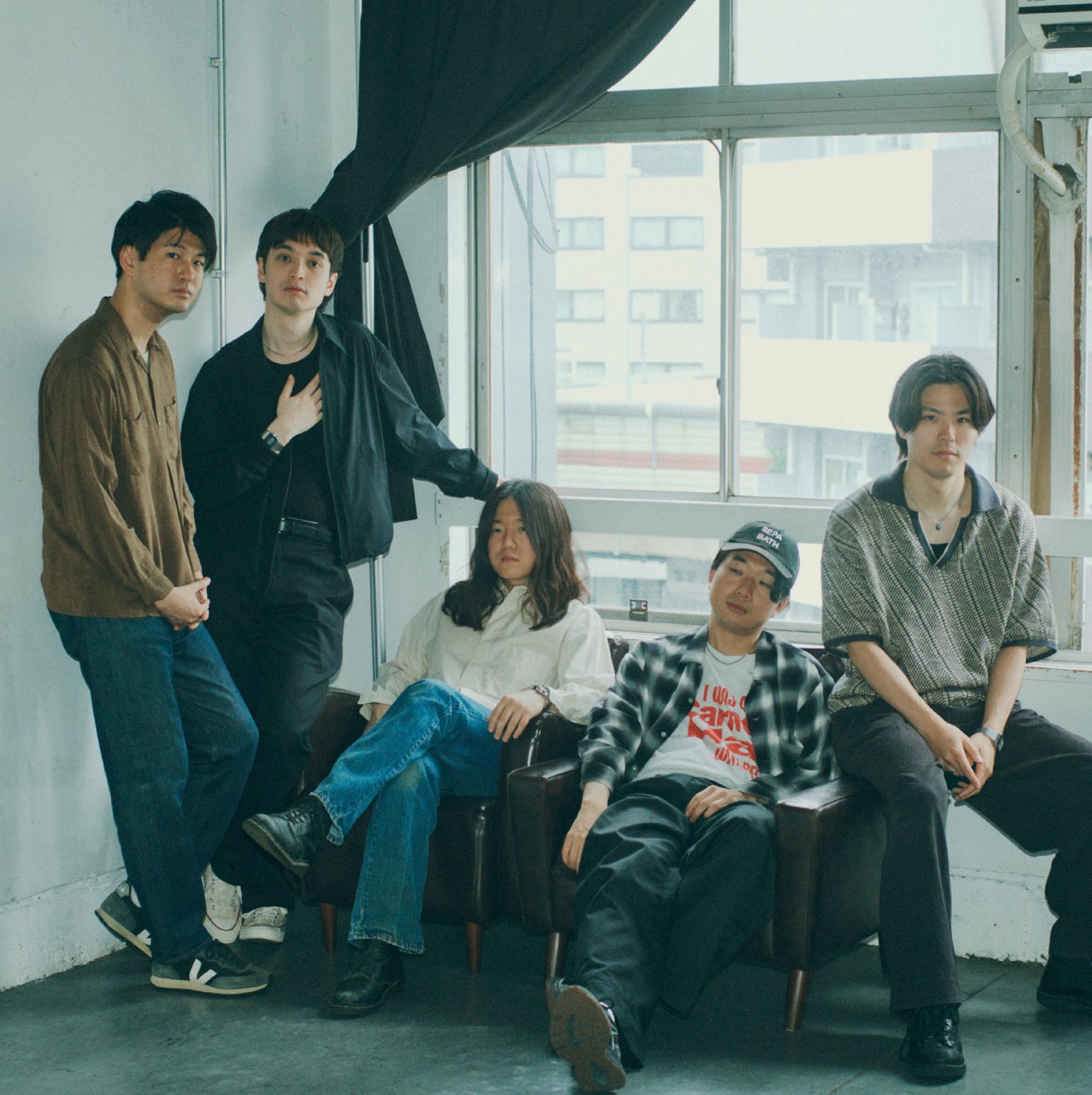 Johnnivan — 다섯 인물이 소파 주위로 자유롭게 서 있는 모습
