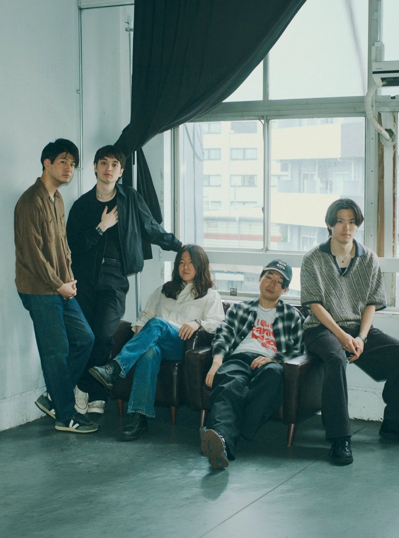 Johnnivan — 다섯 인물이 소파 주위로 자유롭게 서 있는 모습