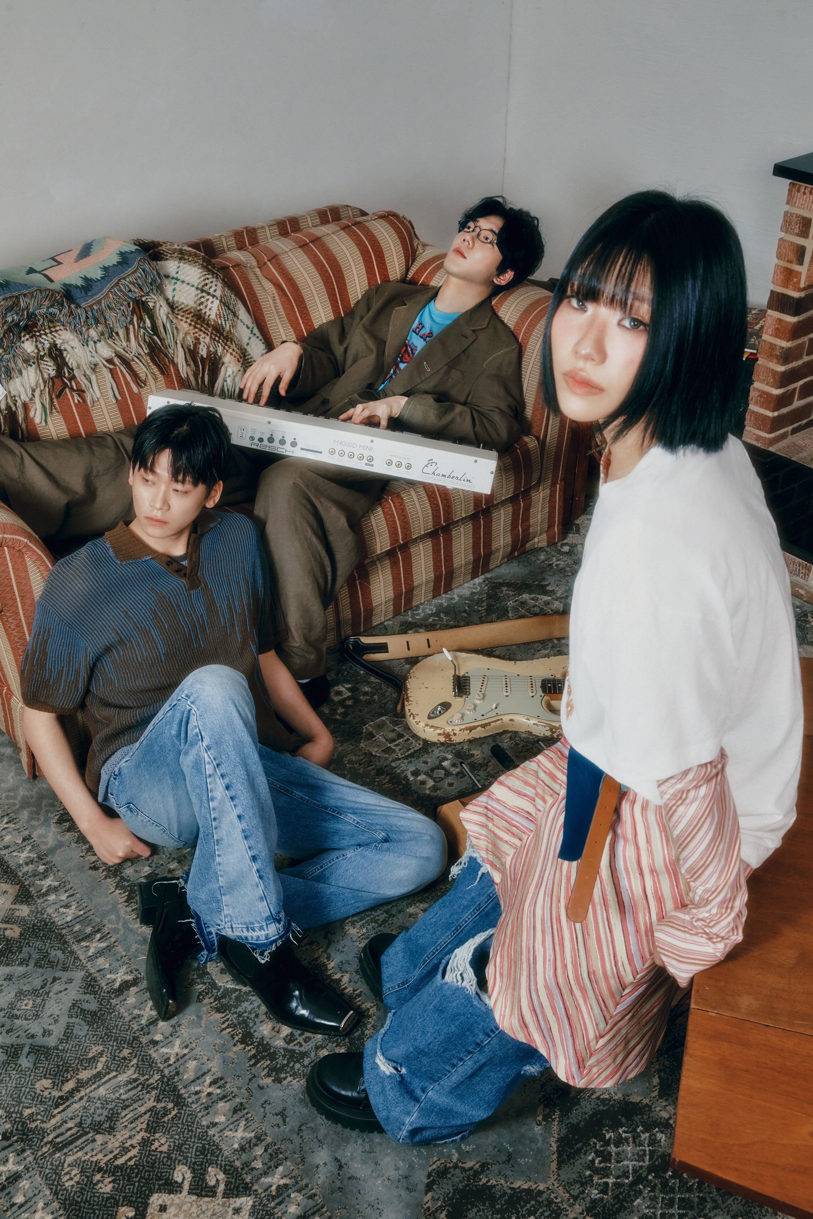 튜즈데이비치클럽 — 소파가 있는 실내에서 촬영한 3인 단체 사진