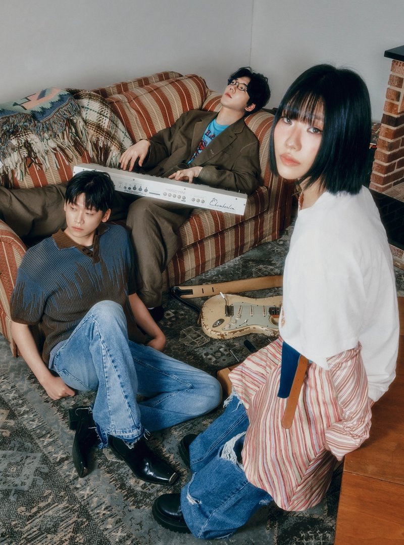 튜즈데이비치클럽 — 소파가 있는 실내에서 촬영한 3인 단체 사진