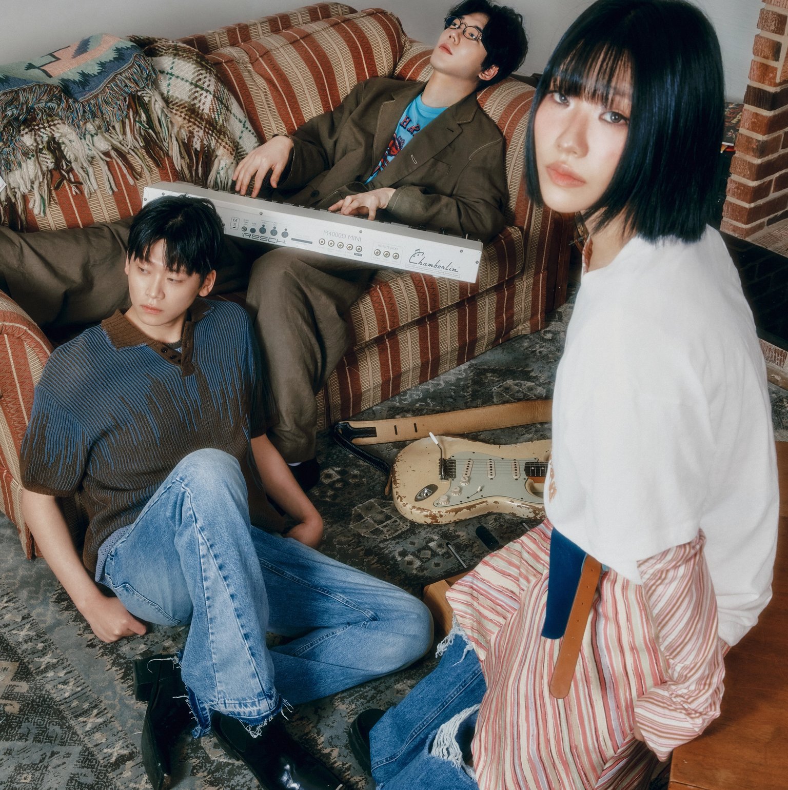 튜즈데이비치클럽 — 소파가 있는 실내에서 촬영한 3인 단체 사진