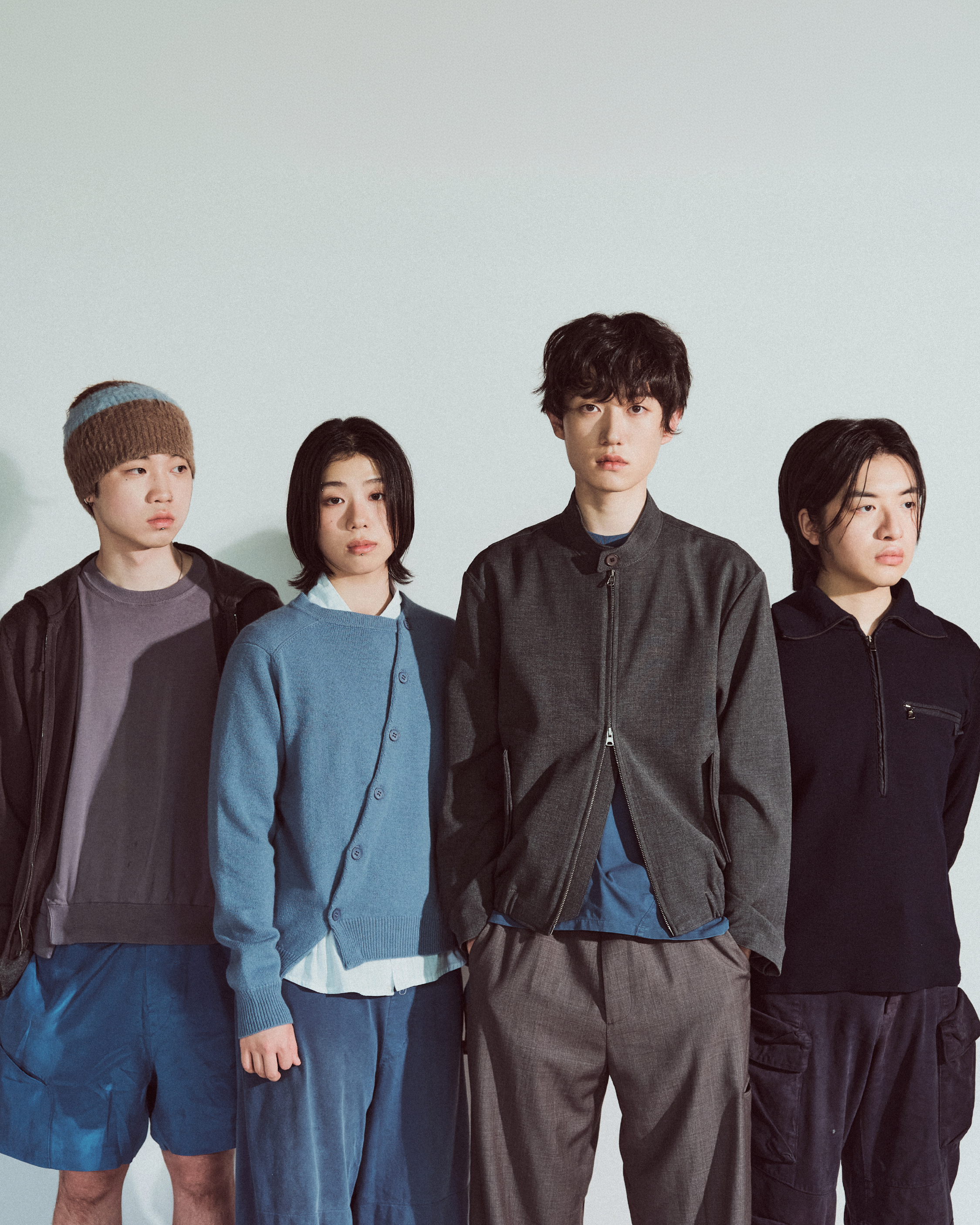 산보 — 4명의 멤버가 일렬로 서 있는 사진