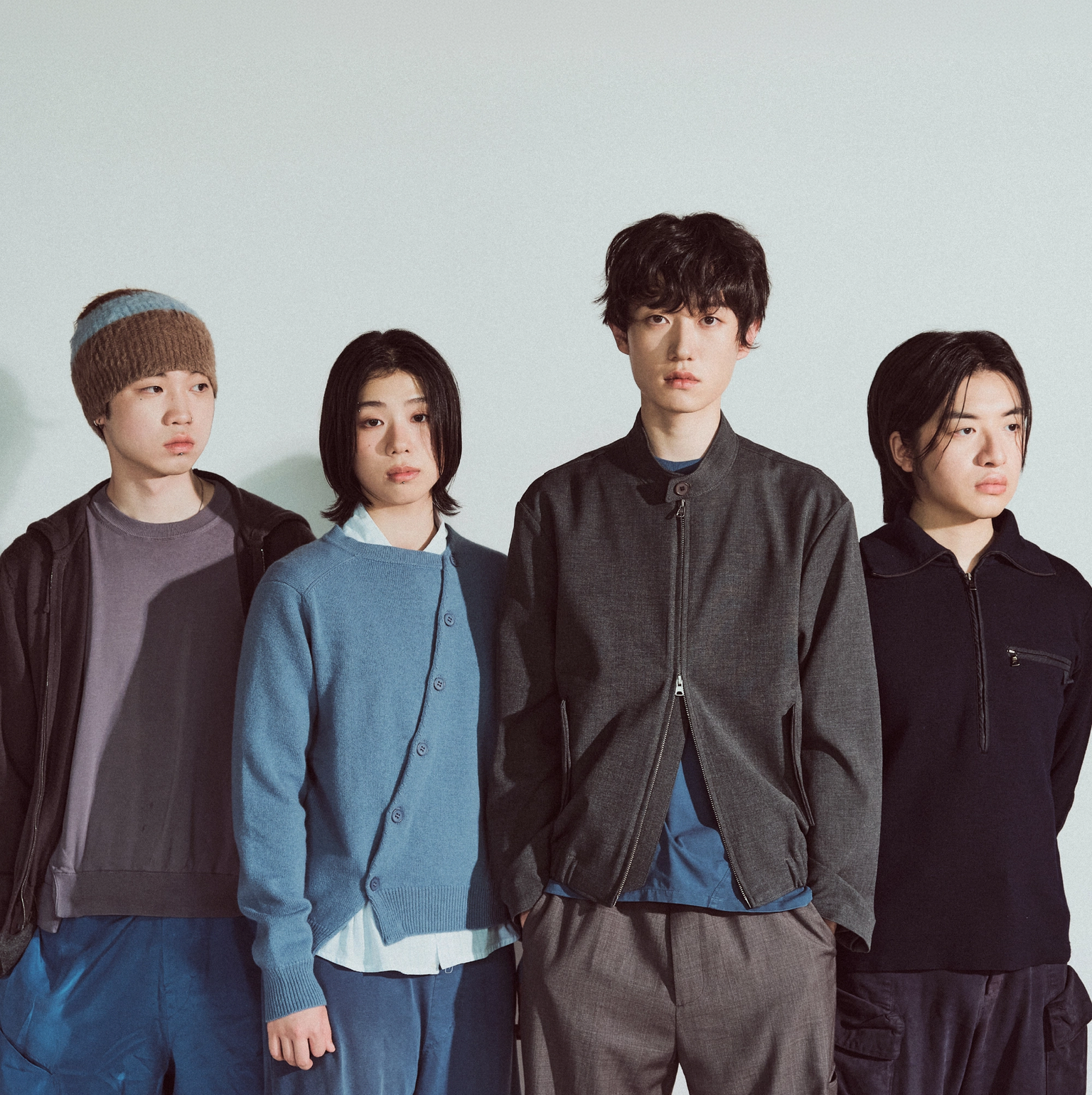 산보 — 4명의 멤버가 일렬로 서 있는 사진