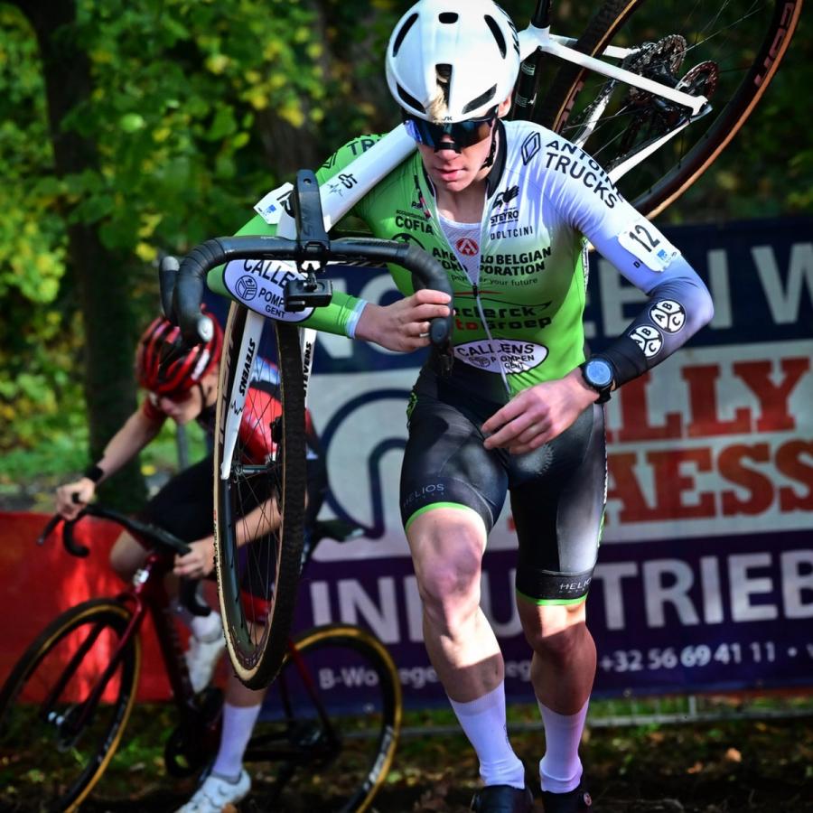 Matteo Declercq tijdens het veldrijden