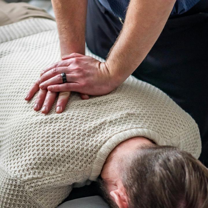Terapia manuale sulla schiena di un paziente