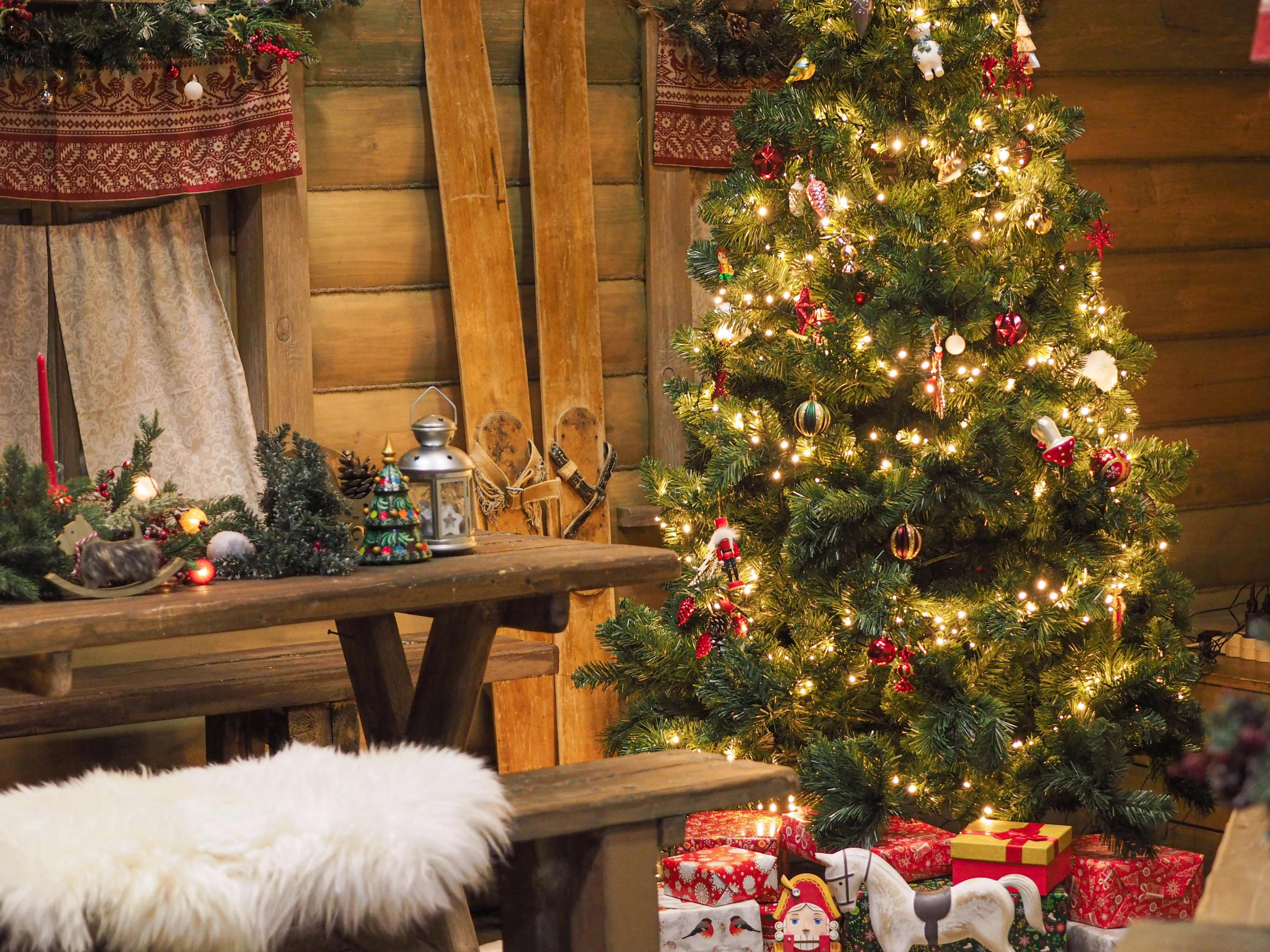 Eco-friendly Christmas decor inside a wooden cabin with natural ornaments and LED lights.