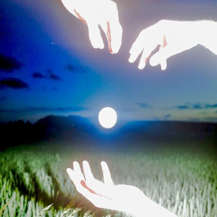 three hands moon