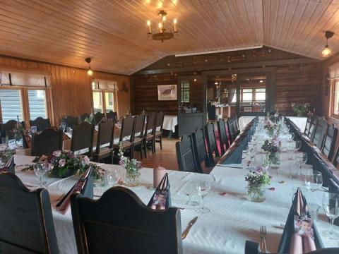 Oppdekket bord på Sørsetra