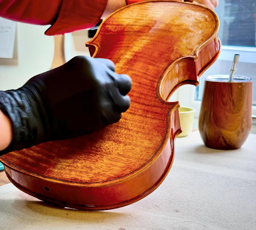 Craftsmanship detail in the Cella Fine Violins workshop 4