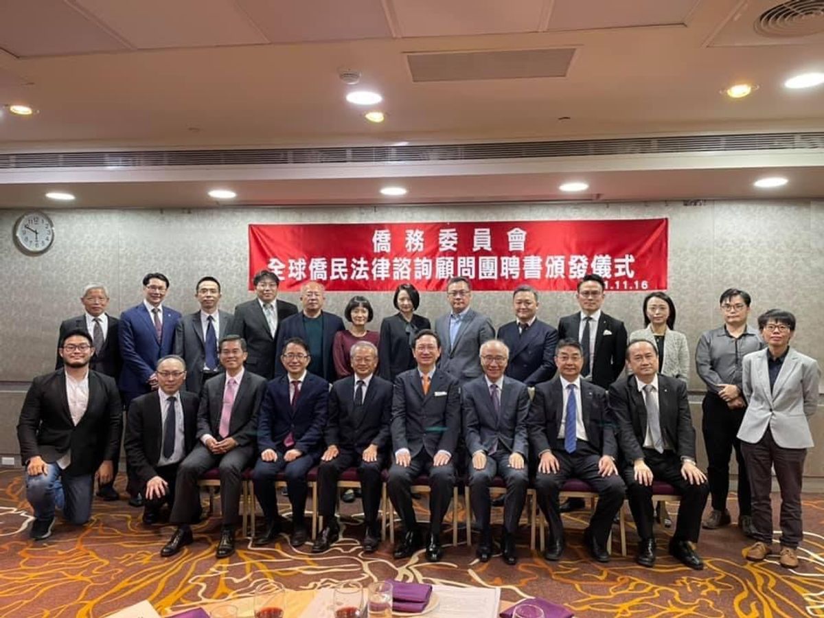 本所執行長俞伯璋律師獲僑務委員會頒發「全球僑民法律諮詢顧問團」聘書，肯定本所這幾年在台灣/泰國兩地協助僑胞與台商處理法律問題之努力