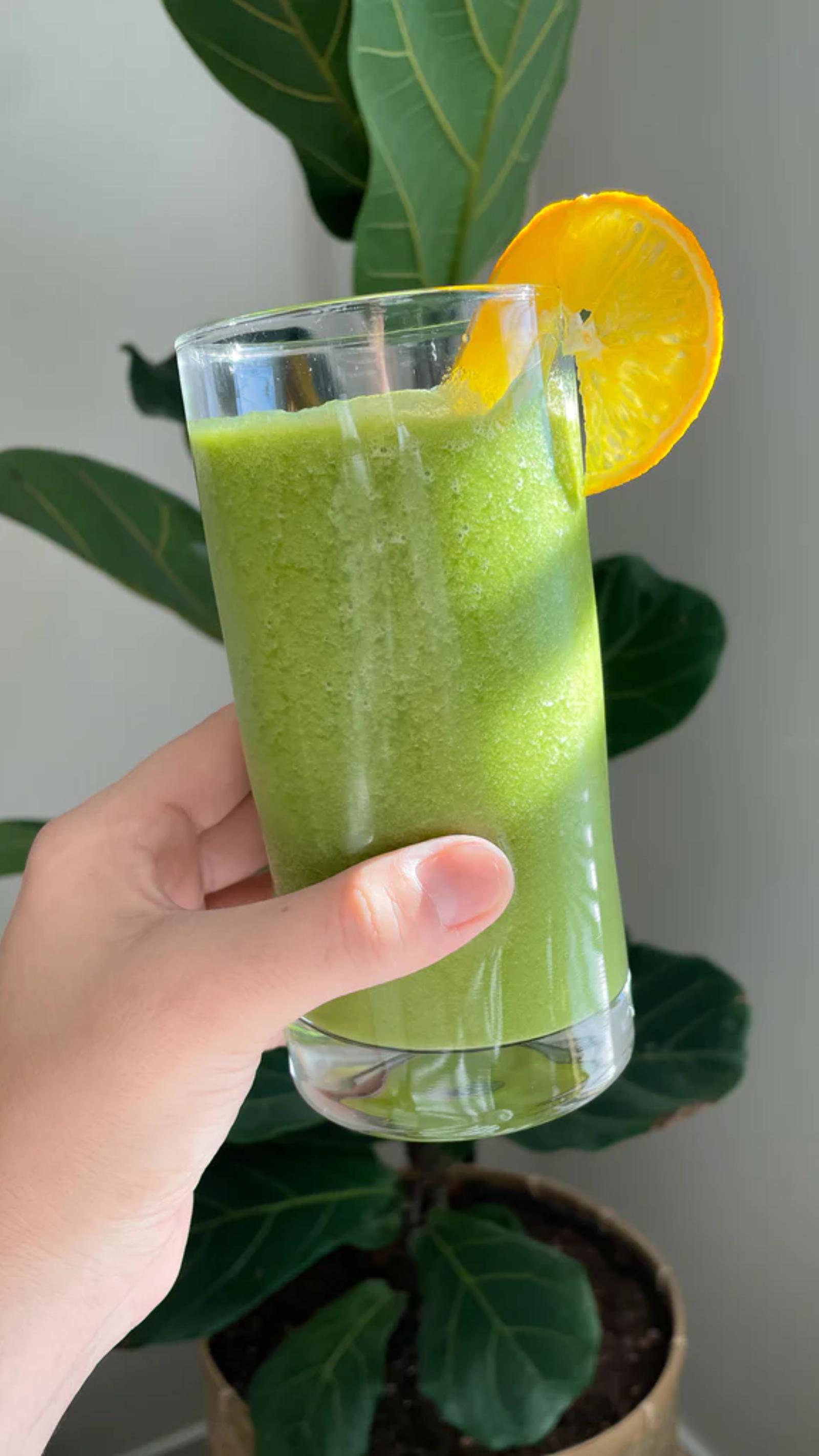 green juice with a lemon 