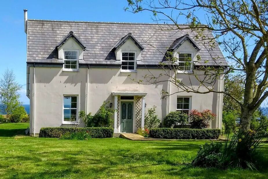 Cottages with big gardens for Easter egg hunts