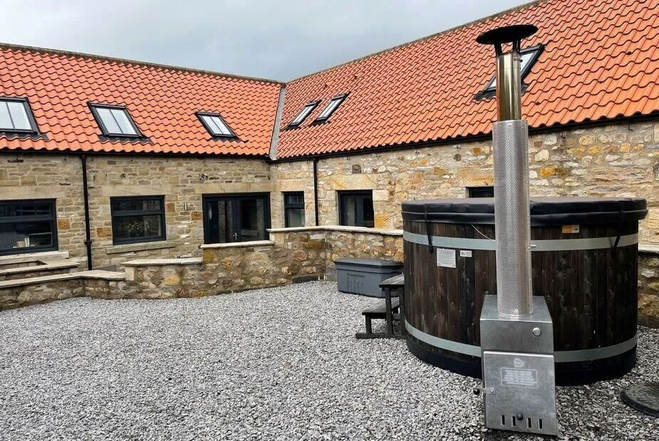 Large cottages with hot tubs for sunny spring evenings