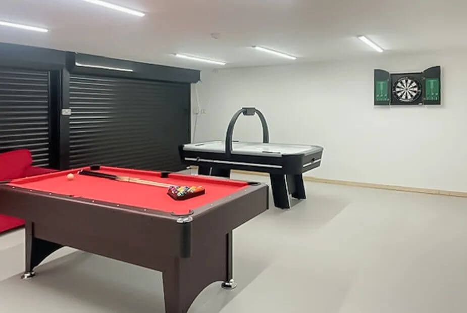 Big cottages with indoor pools or games rooms