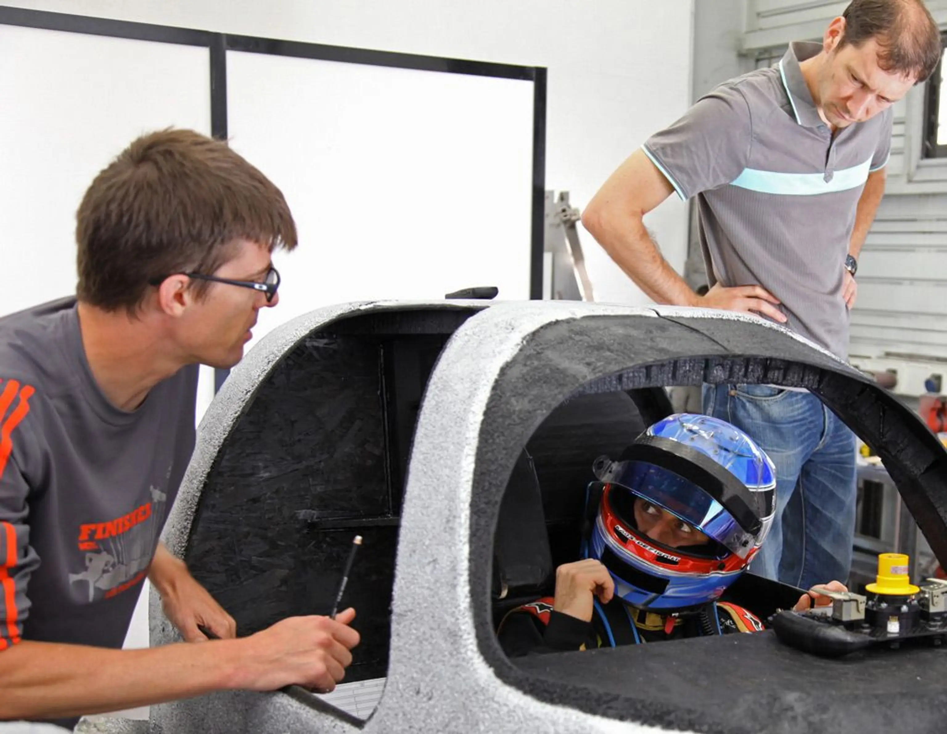 La construction de la REBELLION R-One sur les bons rails
