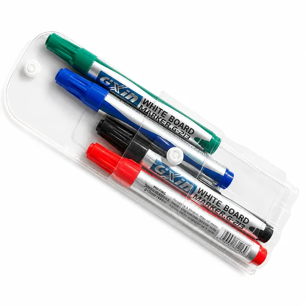 Estuche con los cuatro rotuladores de pizarra táctica y sus recambios de tinta, sobre fondo blanco.
