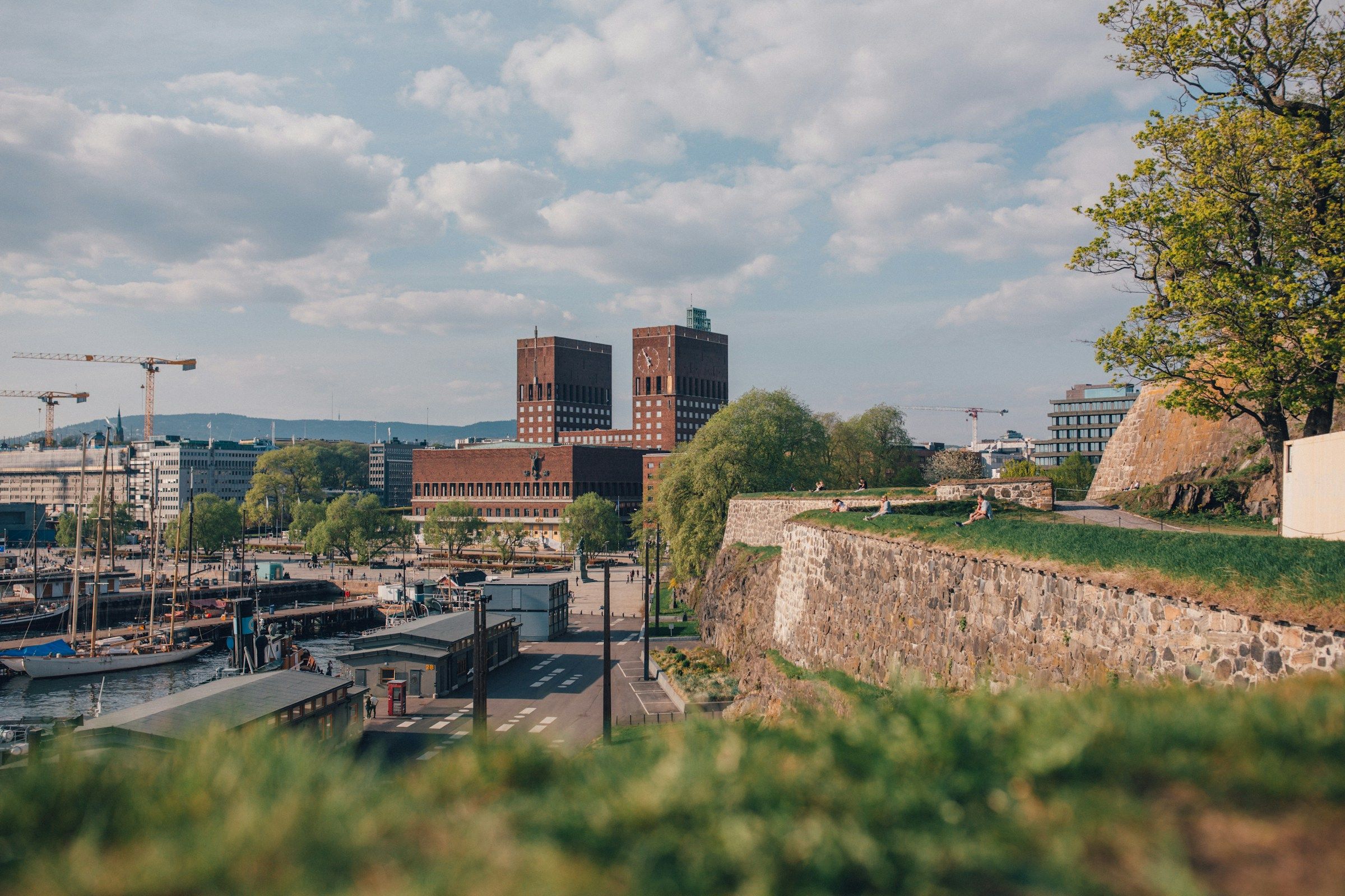 Bilde av rådhuset i Oslo, tatt fra Akershus festning.