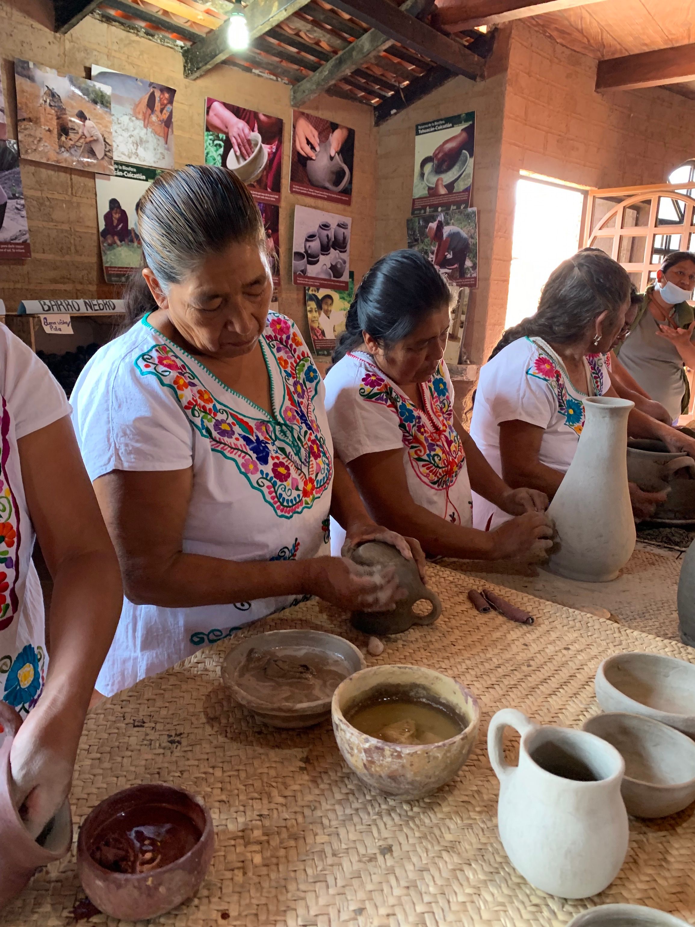 Mujeres barro bruñido