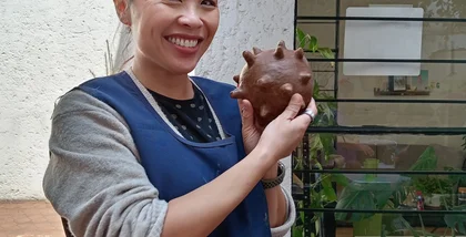Señora contenta con pieza