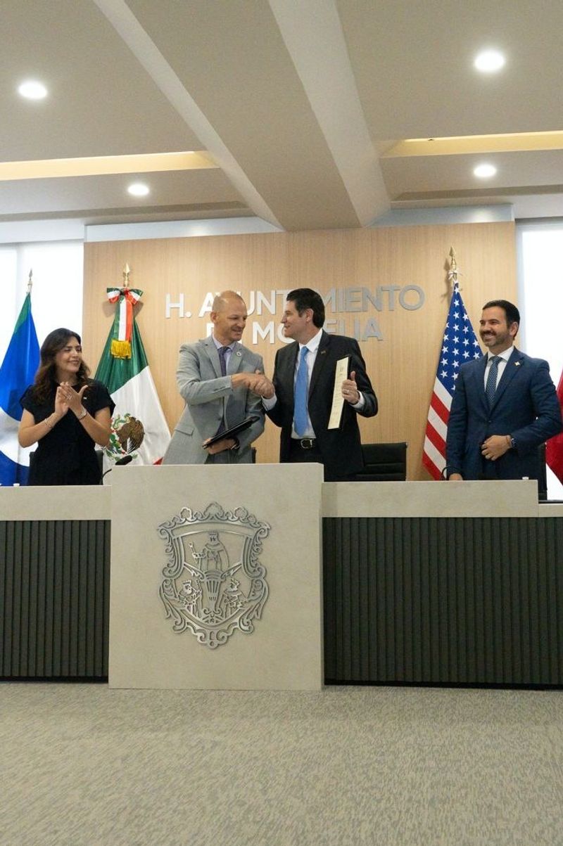 The mayors of Sacramento Kevin McCarty and Morelia Alfonso Martínez Alcázar, signature of the agreement