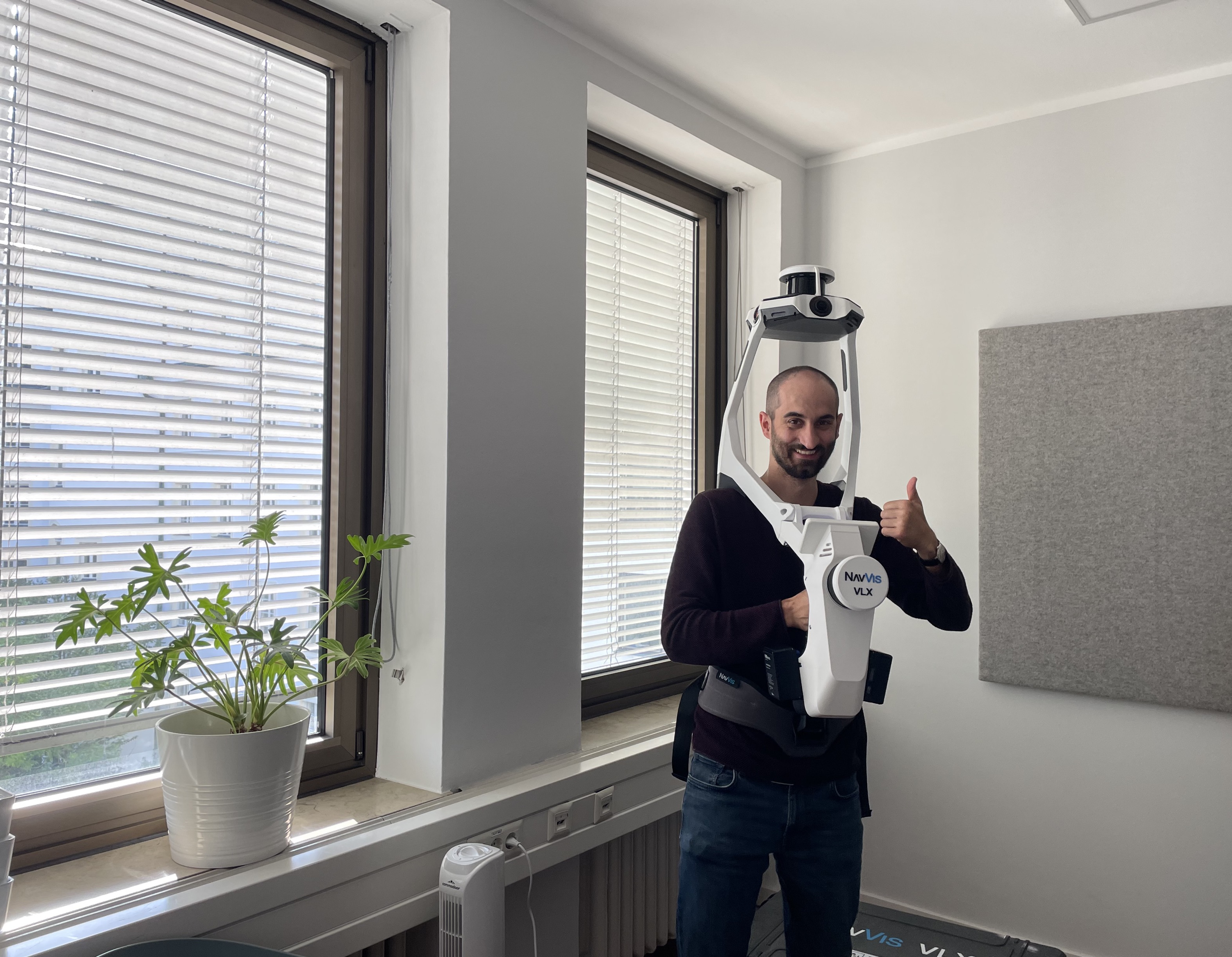 Unser Prokurist Tim mit dem Laserscanner von NaVvis