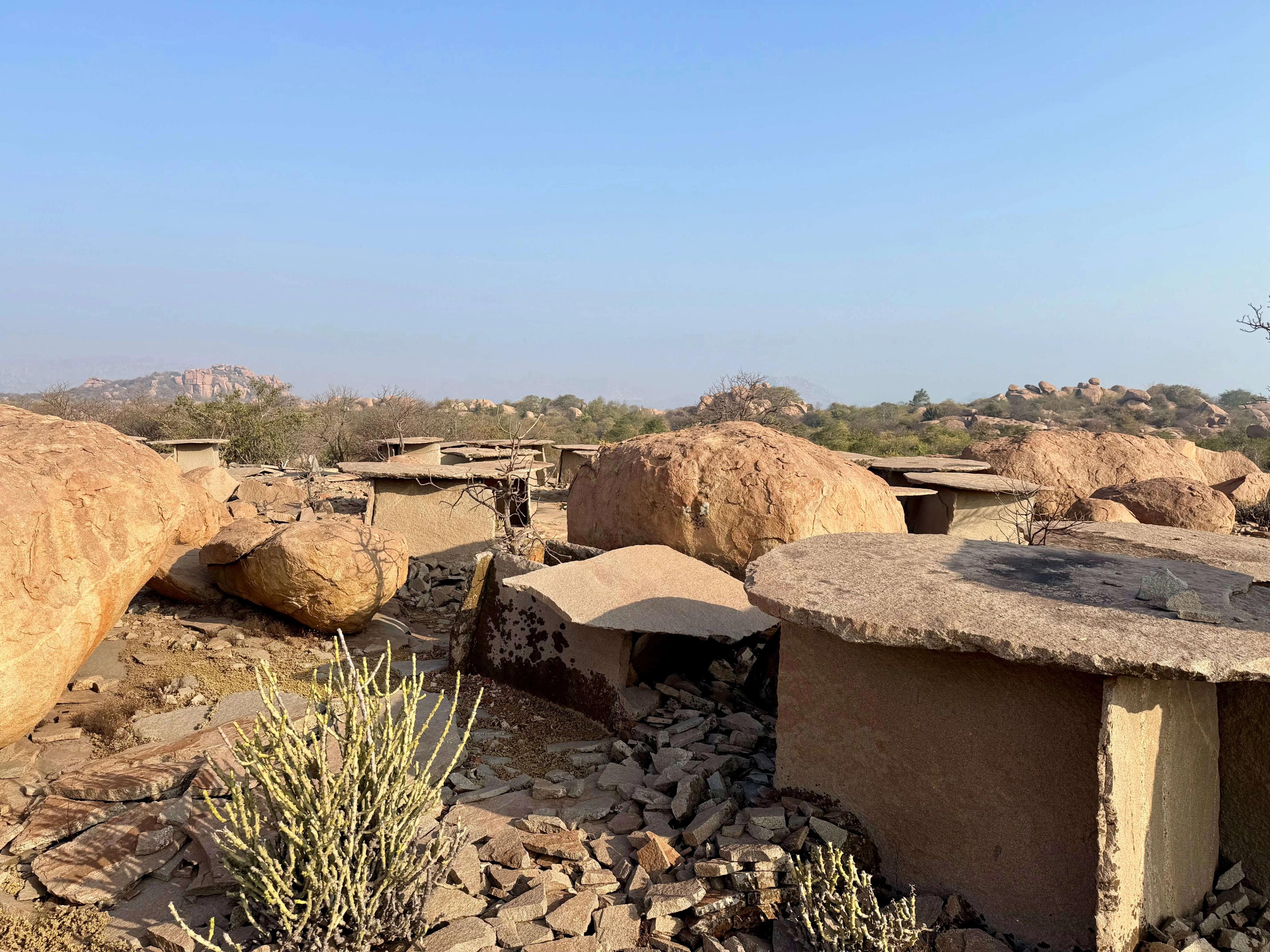 𝗛𝗶𝗿𝗲𝗯𝗲𝗻𝗸𝗮𝗹, 𝗠𝗲𝗴𝗮𝗹𝗶𝘁𝗵𝗶𝗰 𝗦𝗶𝘁𝗲. Hirebenkal is situated  in Gangavati taluk of the Koppala district. May 19, 2021, it was proposed  that Hirebenakal be made a UNESCO World Heritage Site. Declared as one of