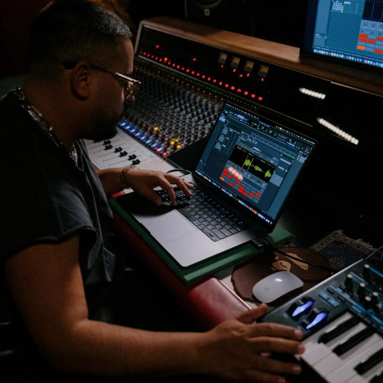 Bryan Yepes in the studio working with Serato Sample, the best sampling plugin for music producers.