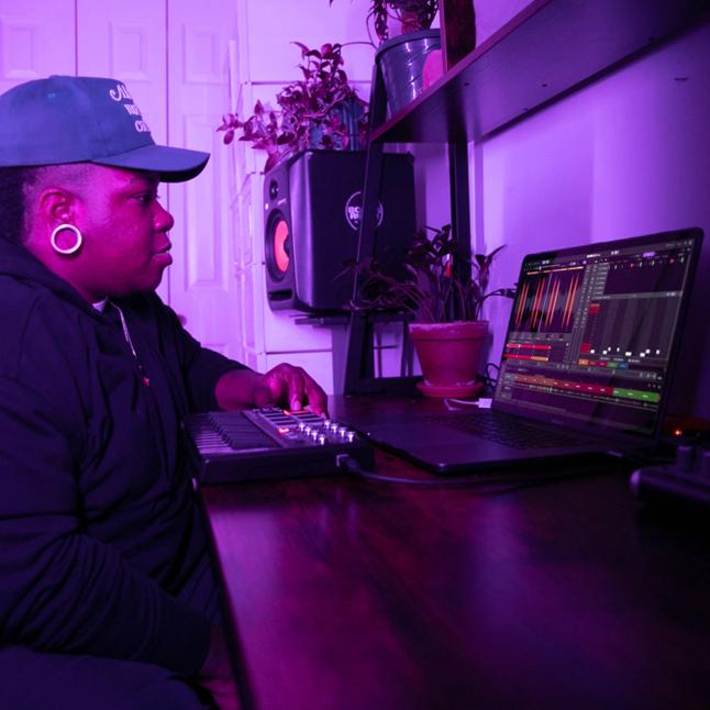 Music producer Boston Chery using Serato Studio