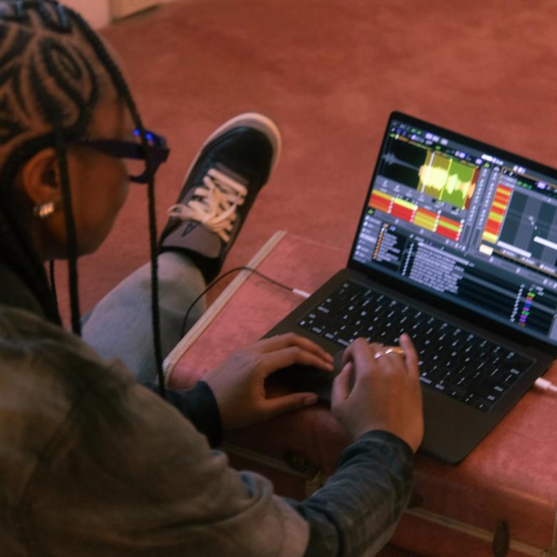 Music producer TRAKGIRL using Serato Studio