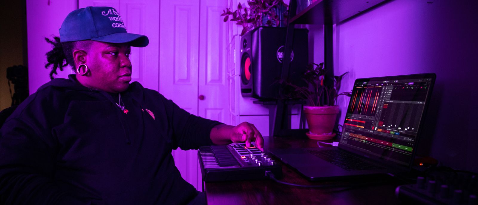 Music producer Boston Chery using Serato Studio