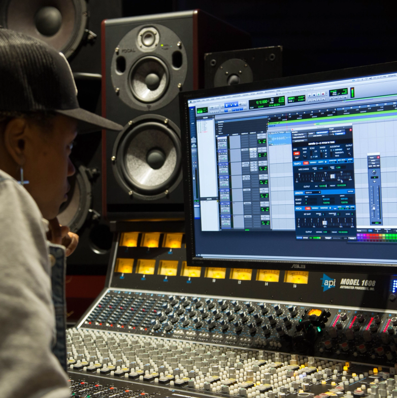 Award-winning music producer Ebonie Smith using Serato Pitch 'n Time Pro