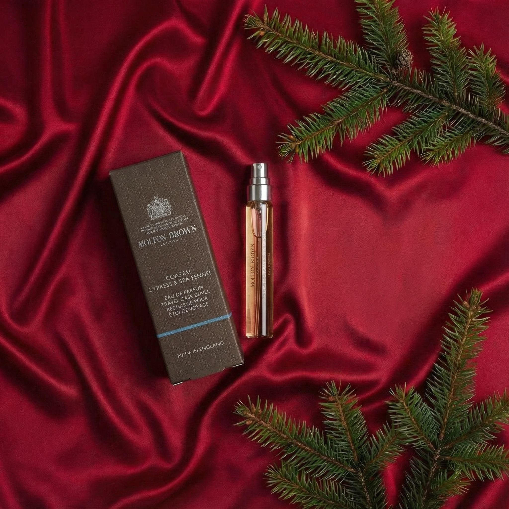 Parfymen Coastal Cypress and Sea Fennel 7,5 ml edp fårn Molton Brown i julig miljö