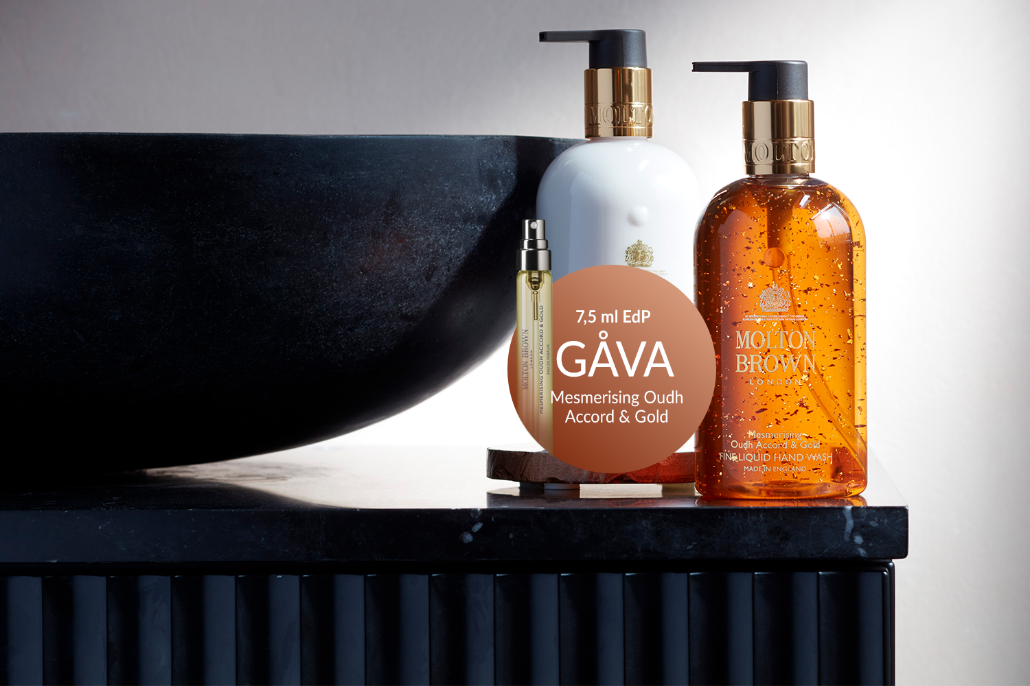Två body wash från Molton Brown i ett badrum