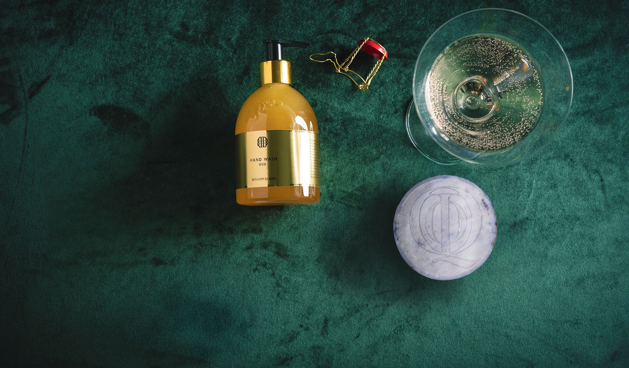 Lahjoja miehiltä mustalla paperilla esiteltynä