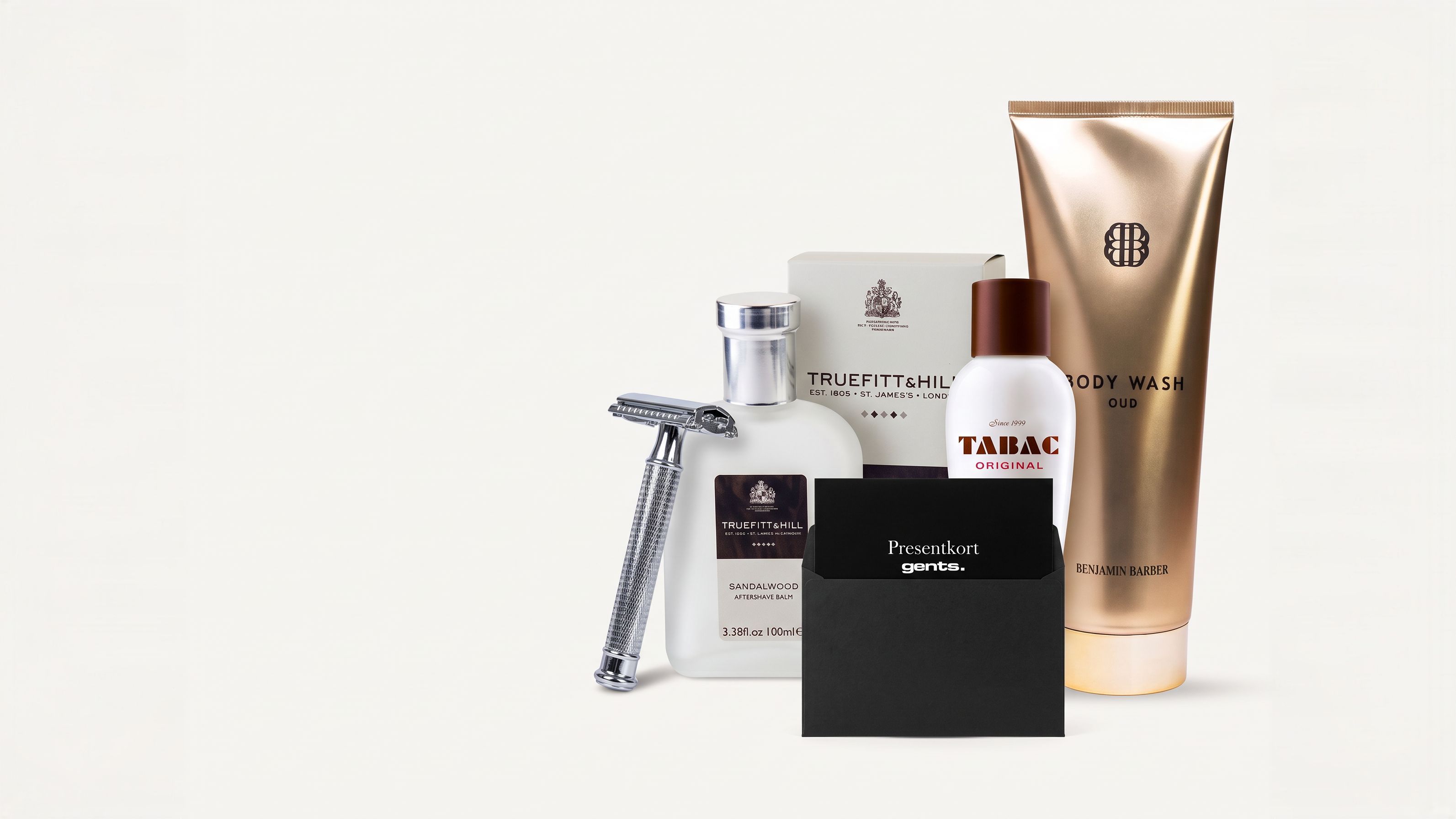 En samlign av mäns skönhetsprodukter, inkluderande säkerhetshyvel, aftershave, duschtvål, gåvokort